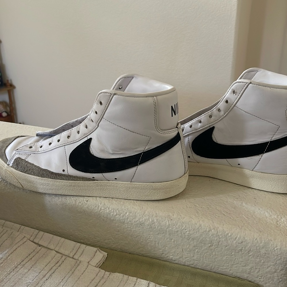 Men’s black and white Nike hightops -size 10.